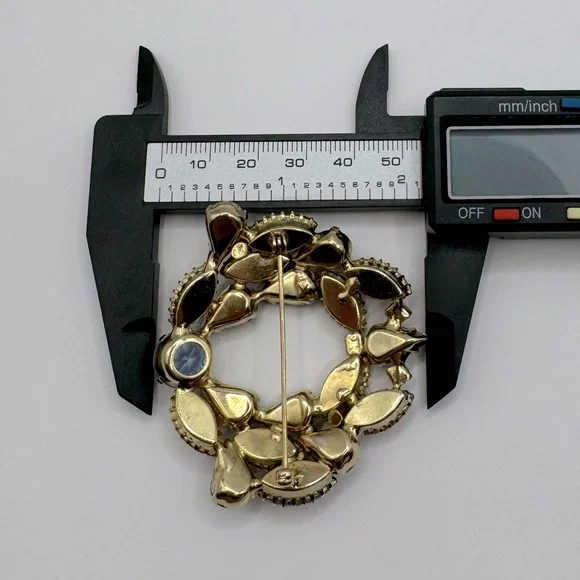 VINTAGE Duo Tone Crystal Wreath Brooch - Picture 10 of 10